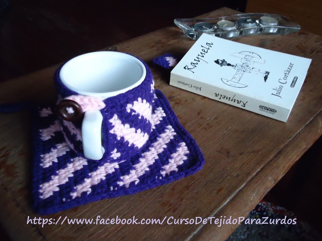 cubretazas tejido con la técnica del tapestry crochet ganchillo para zurdos